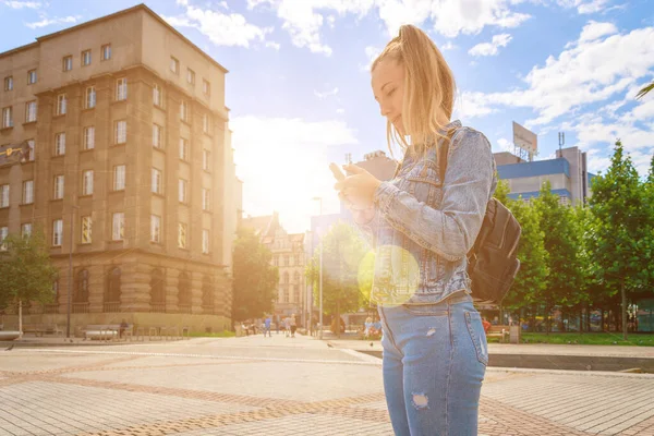 Making selfie. Pretty female taking fun self portrait photo. Happy young girl with phone smile, typing texting and taking selfie in summer sunshine urban city. People travel technology. — Stock Photo, Image