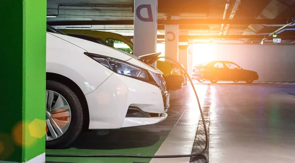 Alternatieve energie. Batterijlading elektrische auto op eco-energieoplader station. Hybride voertuig - groene technologie van de toekomst. Milieuvriendelijk concept voor alternatieve energie. — Stockfoto