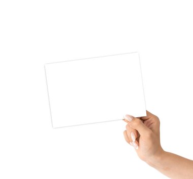 Kart izole edildi. Beyaz arka planda izole edilmiş, boş bir kartvizit tutuyor. Kişisel olarak boş kredi şablonu.