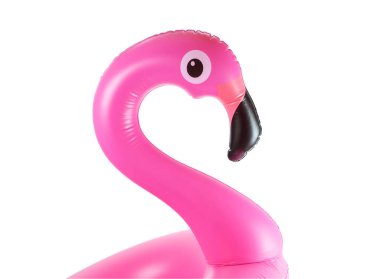 Plaj flamingosu. Beyaz arka planda izole edilmiş yaz plajı için pembe havuz şişirilebilir flamingo. Moda yaz konsepti.