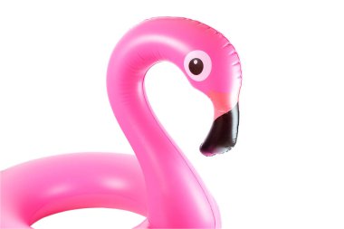 Pembe havuz. Beyaz arka planda izole edilmiş yaz plajı için şişirilebilir flamingo. Havuz havuzu partisi.