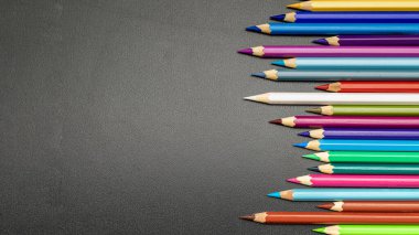 Eğitim geçmişi. Okul kâğıdı renkli kalemler, tebeşir, sınıfta siyah karatahta üzerinde fırçalar. Okula Dönüş Konsepti.