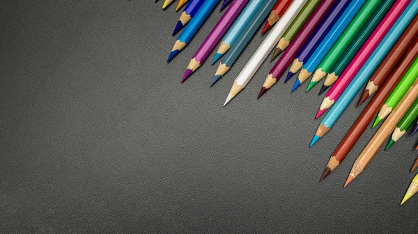 Formación escolar. Papelería escolar con lápices de colores, tiza, pinceles en pizarra negra en el aula. Diseño Copiar suministros de espacio. Vista superior, plano laico. —  Fotos de Stock