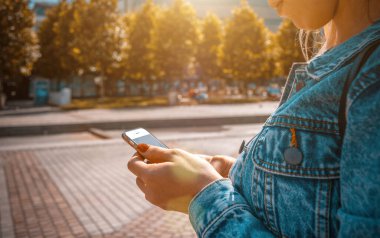 Kız gölü yazı. Telefon tebessümlü, daktilo eden ve yaz güneşli kentlerde selfie çeken mutlu bir genç kız. Güzel bir kadın, eğlenceli bir oto portre fotoğrafı çekiyor. İnsanlar seyahat teknolojisi.