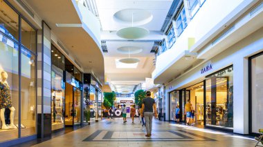 Katowice. Polonya 8 Ağustos 2020. Silesia City Center Katowice 'deki gençlerin alışveriş merkezi. Perakende mağazasının içi yumuşak odaklı. İnsanlar alışveriş merkezinden alışveriş yapıyorlar..