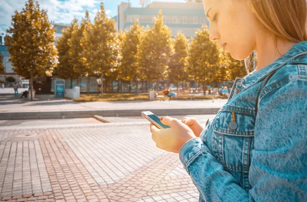 Kız gölü yazı. Telefon tebessümlü, daktilo eden ve yaz güneşli kentlerde selfie çeken mutlu bir genç kız. Güzel bir kadın, eğlenceli bir oto portre fotoğrafı çekiyor. İnsanlar seyahat teknolojisi.