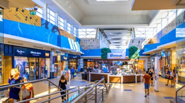 Katowice. Polonya 8 Ağustos 2020. Silesia Şehir Merkezi Katowice 'deki yürüyen merdivenciler. Perakende mağazasının içi yumuşak odaklı. İnsanlar alışveriş merkezinden alışveriş yapıyorlar. Satış konsepti.