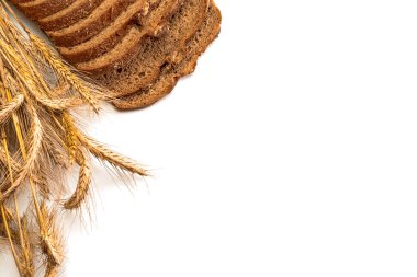 Fırın ürünleri. Çavdar ekmeği ve ekmek kırıntılarıyla. Buğday tohumu kulaklı ve beyaz arka planda izole edilmiş taze bir somun köy ekmeği. Konsept - Evde Yemek Pişirme.