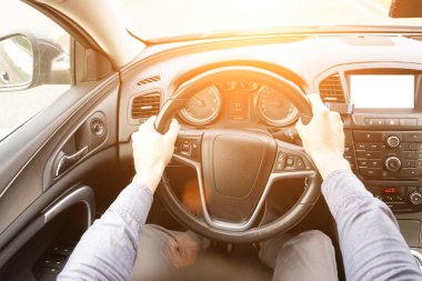 Araba sürüyorum. Seyahat gezisinde eğlenceli bir sürücü aracı. Yaz tatili konseptinde gün batımında arabanın içindeki mutlu genç adam..