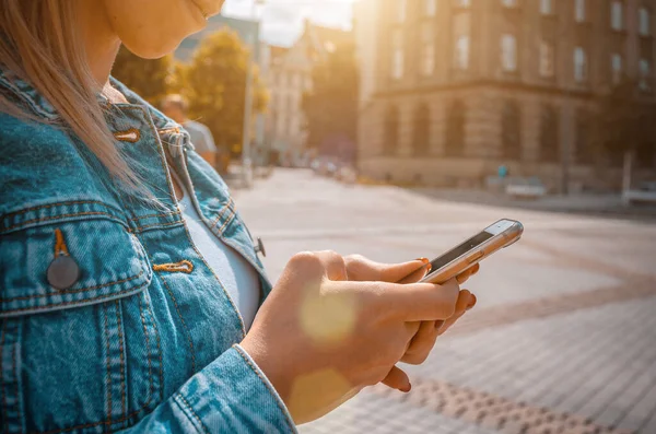 Paisagem de mulher elegante. Jovem feliz com sorriso de telefone, digitando mensagens de texto e tirando selfie na cidade urbana de sol de verão. Moderna tecnologia de dentes riso descanso relaxar frio estilo de vida conceito. — Fotografia de Stock