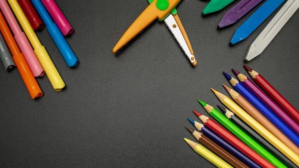 Conceito de educação. Papelaria escolar com lápis coloridos, giz, pincéis em quadro-negro em sala de aula. Conceito de bandeira de volta à escola. — Fotografia de Stock