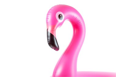 Yaz eğlencesi. Beyaz arka planda izole edilmiş yaz plajı için pembe havuz şişirilebilir flamingo. Lüks yaşam tarzı seyahati
