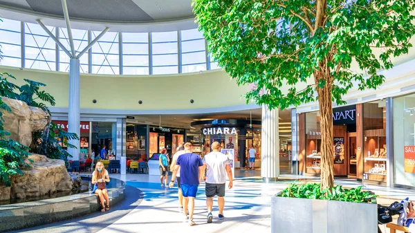 Katowice. Polonya 8 Ağustos 2020. Silesia Şehir Merkezi 'ndeki müşteri mağazası. İnsanlar alışveriş merkezinden alışveriş yapıyorlar. Perakende mağazasının içi yumuşak odaklı. İş salonundaki lüks.