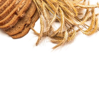 Taze pişmiş ekmek. Buğday tohumu kulaklı ve beyaz arka planda izole edilmiş taze bir somun köy ekmeği. Çavdar ekmeği ve ekmek kırıntılarıyla. Sağlıklı gıda konsepti