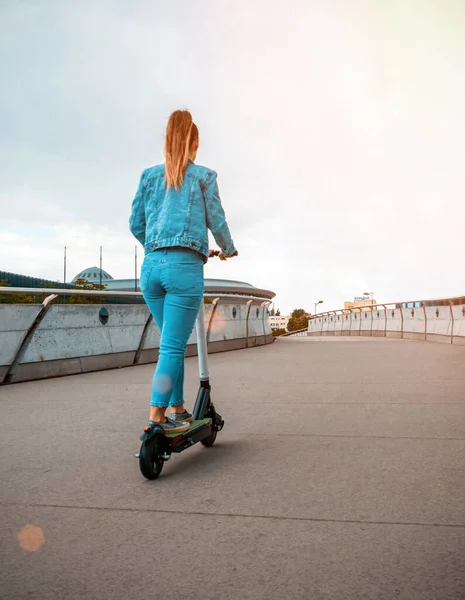 Şehir Scooter Kadınının Kullandığı Elektrikli Bisikleti Tekmele Avrupa Şehir Merkezinde — Stok fotoğraf