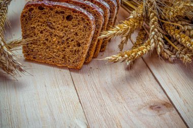 Çavdar ekmeği. Kabuklu somun ve ekmek kırıntılarıyla fırın. Buğday tohumu kulaklı bir somun rustik ekmek ya da doğal ahşap arka planda çavdar mahsulü bitki. Sağlıklı gıda konsepti