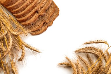 Geleneksel ekmek. Buğday tohumu kulaklı ve beyaz arka planda izole edilmiş taze bir somun köy ekmeği. Çavdar ekmeği fırını. Fırın ürün etiketi için tasarım ögesi