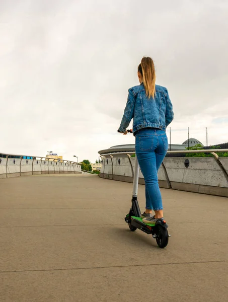 Şehir Scooter Kadınının Kullandığı Elektrikli Bisikleti Tekmele Avrupa Şehir Merkezinde — Stok fotoğraf