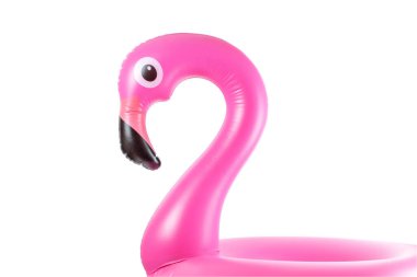 Yaz eğlencesi plajı. Beyaz arka planda izole edilmiş yaz plajı için pembe havuz şişirilebilir flamingo. Çocuklar için komik bir oyuncak.