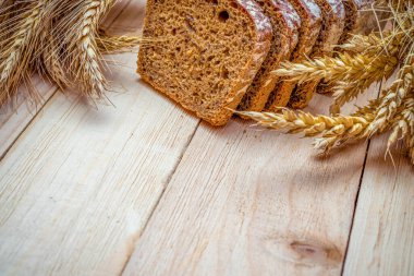 Çavdar viskisi. Buğday tohumu kulaklı bir somun taze ekmek ya da ahşap desenli bir bitki. Kabuklu somun ve ekmek kırıntılarıyla fırın. Fırın ürün etiketi için tasarım ögesi