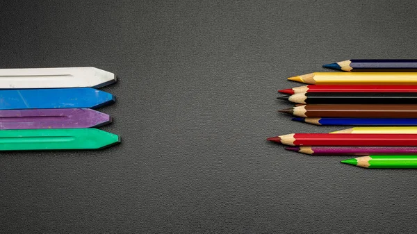 Fundo Placa Preta Acessórios Educativos Com Lápis Coloridos Giz Pincéis — Fotografia de Stock