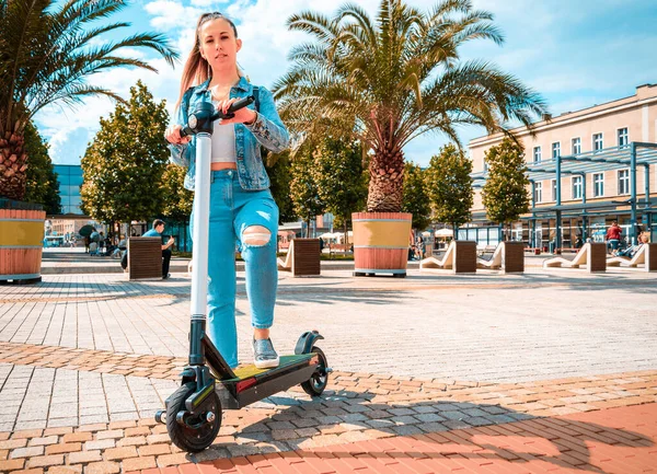 Scooter Lány Kick Elektromos Városi Kerékpár Segítségével Üzletasszony Modern Ökológiai — Stock Fotó