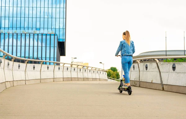 Scooter Doğası Kadınlarının Kullandığı Elektrikli Şehir Bisikletini Tekmele Kamu Paylaşımı — Stok fotoğraf