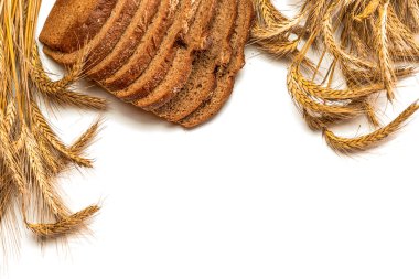 Fırın ürünleri. Çavdar ekmeği ve ekmek kırıntılarıyla. Buğday tohumu kulaklı ve beyaz arka planda izole edilmiş taze bir somun köy ekmeği. Konsept - Evde Yemek Pişirme