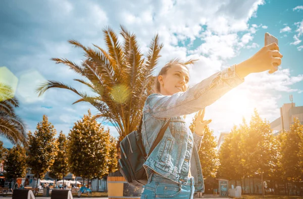 Het Maken Van Beeld Mooie Vrouw Die Leuke Zelfportretfoto Maakt — Stockfoto