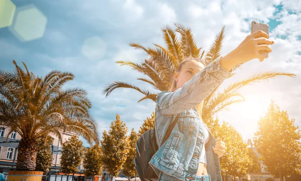 Paysage Féminin Élégant Joyeux Jeune Fille Avec Sourire Téléphone Dactylographier — Photo