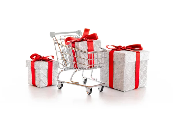 Értékesítési Plakát Szupermarket Bevásárlókocsi Karácsonyi Vagy Születésnapi Ajándékdobozzal Elszigetelt Fehér — Stock Fotó