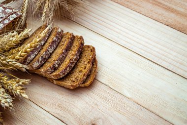 Çavdar ekmeği. Kabuklu somun ve ekmek kırıntılarıyla fırın. Buğday tohumu kulaklı bir somun rustik ekmek ya da doğal ahşap arka planda çavdar mahsulü bitki. Sağlıklı gıda konsepti