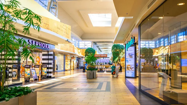 Katowice. Polonya 8 Ağustos 2020. Silesia Şehir Merkezi 'ndeki alışveriş merkezi arka planı. İnsanlar alışveriş merkezinden alışveriş yapıyorlar. Yumuşak odaklı perakende mağazasının içi