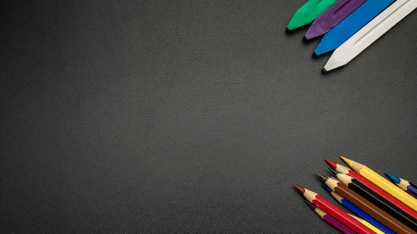 Fondo Pizarra Negra Accesorios Educación Con Lápices Colores Tiza Pinceles —  Fotos de Stock