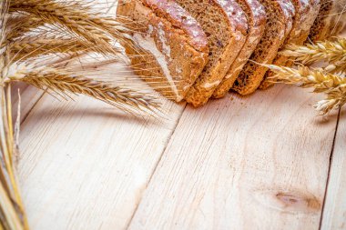 Geleneksel ekmek. Buğday tohumu kulaklı bir somun taze ekmek ya da ahşap desenli bir bitki. Çavdar ekmeği fırını. Fırın ürün etiketi için tasarım ögesi