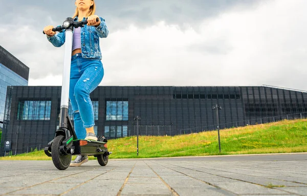 Chica Scooter Patada Bicicleta Eléctrica Ciudad Usando Mujer Negocios Concepto — Foto de Stock