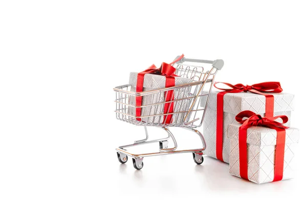 Karácsonyi Vásár Szupermarket Bevásárlókocsi Karácsonyi Vagy Születésnapi Ajándékdobozzal Elszigetelt Fehér — Stock Fotó