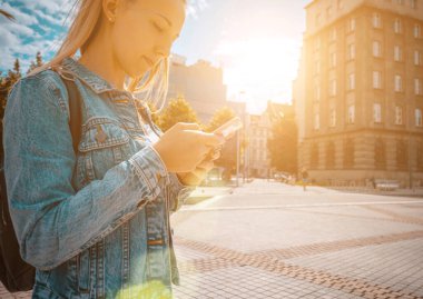 Kız gölü yazı. Telefon tebessümlü, daktilo eden ve yaz güneşli kentlerde selfie çeken mutlu bir genç kız. Güzel bir kadın, eğlenceli bir oto portre fotoğrafı çekiyor. İnsanlar seyahat teknolojisi