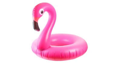 Pembe havuz. Beyaz arka planda izole edilmiş yaz plajı için şişirilebilir flamingo. Havuz havuzu partisi