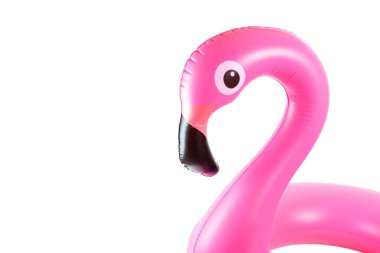 Yaz eğlencesi plajı. Beyaz arka planda izole edilmiş yaz plajı için pembe havuz şişirilebilir flamingo. Çocuklar için komik bir oyuncak.