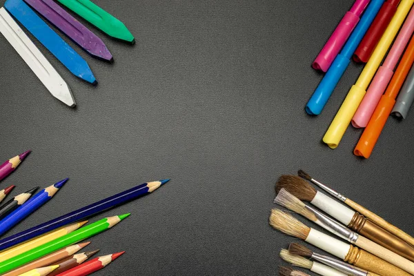 Antecedentes Papelaria Escolar Com Lápis Coloridos Giz Pincéis Quadro Negro — Fotografia de Stock