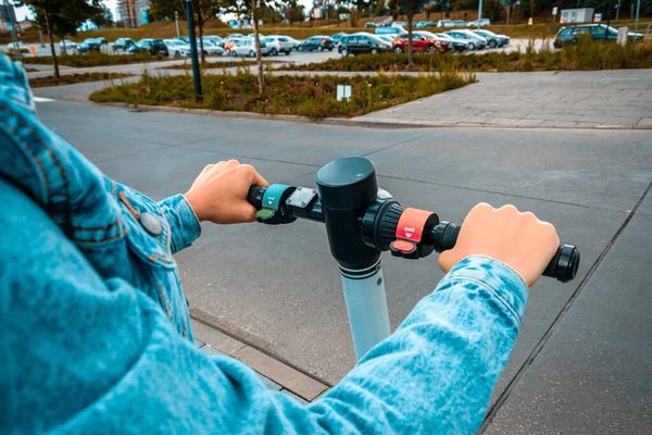 Şehir Bisikleti Elektrikli Tekme Scooter Kadınlardan Kullanıyor Kentsel Yaşam Tarzı — Stok fotoğraf