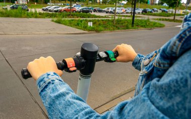 Şehir scooter 'ı. İş kadınının kullandığı elektrikli bisikleti tekmele. Avrupa şehir merkezinde toplu taşıma