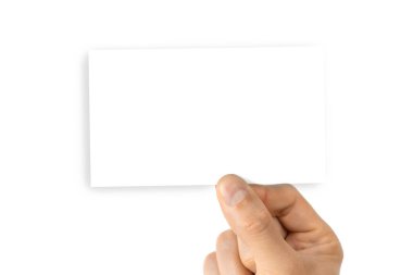 Kartvizit modeli. Beyaz arka planda izole edilmiş, boş bir kartvizit tutuyor. Fotokopi alanı olan pankart. Parmakla gösterme