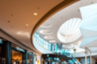 Yürüyen merdivendeki insanlar geçmişi bulanıklaştırdı. Perakende mağazasının içi yumuşak odaklı. İnsanlar alışveriş merkezinden alışveriş yapıyorlar. Satış, tüketim ve insan konsepti