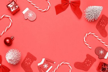 Tatil Xmas geçmişi. Çorap, hediyeler, kış ağacı, kurdele ve selamlama kartı için kırmızı arka planda fiyonk. Noel, kış, yeni yıl konsepti