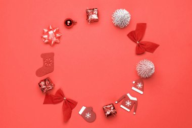 Tatil kışı kırmızısı. Çorap, hediyeler, kış ağacı, kurdele ve selamlama kartı için kırmızı arka planda fiyonk. Düz konum, üst görünüm, kopyalama alanı