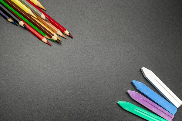 Escuela Pizarra Accesorios Educación Con Lápices Colores Tiza Pinceles Pizarra —  Fotos de Stock