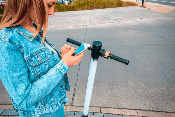 Kick Scooter Electric City Bike Using Girl Urban Lifestyle Background — Stock Photo, Image