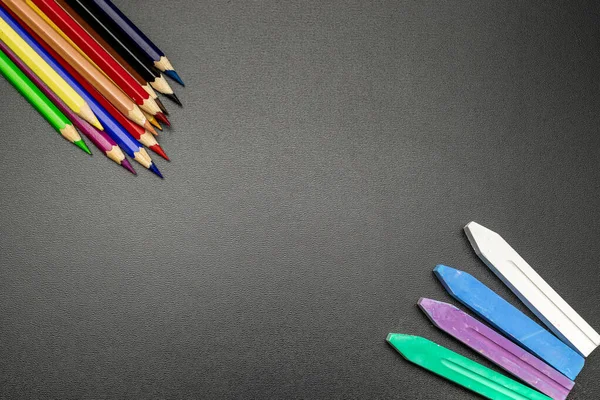 Formación Papelería Escolar Con Lápices Colores Tiza Pinceles Pizarra Negra —  Fotos de Stock